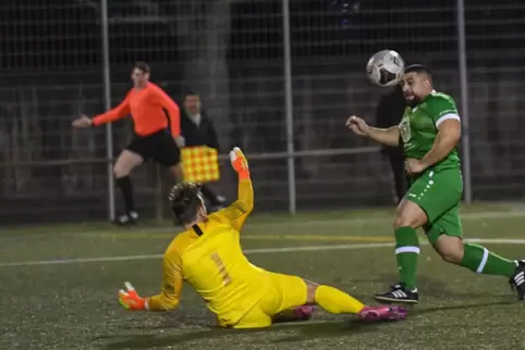 Adnan Abdel-Ghani (FC Arabia) beim Kopfball.