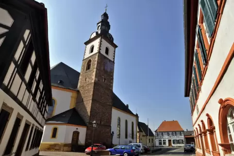 Die Dirmsteiner Kirche ist etwas Besonderes, weil sie einen protestantischen und einen katholischen Teil hat. 
