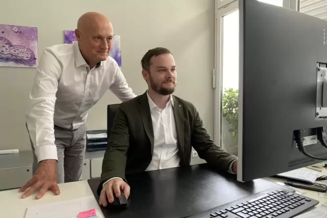 Zufrieden mit ihren Zahlen: Steffen (links) und Claus Jost. Zufrieden mit ihren Zahlen: Steffen (links) und Claus Jost.