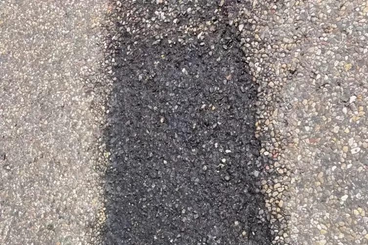 Tiefe Abdr&uuml;cke im Asphalt. 