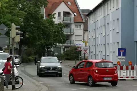 Trotz Hinweisen fahren immer wieder Autos in die Absperrung auf dem Europaring, wie auf Höhe der Turnhallstraße.