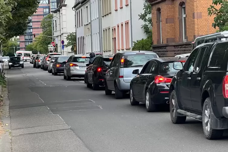 Stellenweise sorgt die Vollsperrung in den umliegenden Stra&szlig;en f&uuml;r R&uuml;ckstau. Hier ein Bild vom Feierabendverkehr am Montag in de