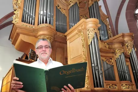 Musik war seine Leidenschaft: Josef Bernhard Histing, hier an der Geib-Orgel in der ehemaligen Klosterkirche in Lambrecht.