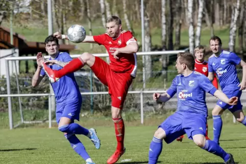  Der TuS Bedesbach/Patersbach (in Blau) umzingelt seinen Gegner, hier von links Maximilian Dietz, Jens-Philipp Feike (vom FC Que