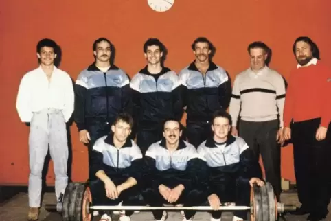 Die legendäre Staffel des AC Altrip (hintere Reihe von links): Betreuer Harry Linder, Karlheinz Rief, Axel Volkmer, Vorsitzender