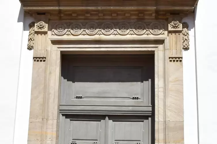 Das Eingangsportal im frühklassizistischen Stil. 