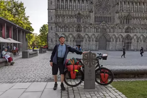 Markus Diringer vor der Kathedrale in Trondheim: Von hier hat er sich letztes Jahr auf den Olavsweg gemacht. Dieses Jahr setzt e