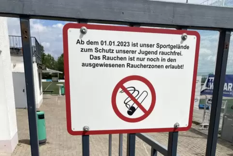 Direkt am Eingang werden die Raucher aufs Rauchverbot auf dem Hambacher Sportgelände hingewiesen.
