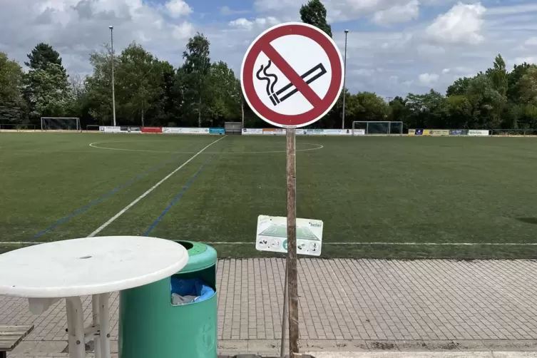 Und vor dem Spielfeld steht ein weiteres Schild, das auf das Rauchverbot auf dem Sportgel&auml;nde aufmerksam macht.