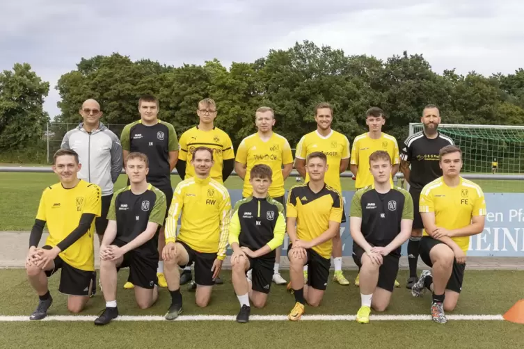 Die Trainer des SV Ixheim und ihre Neuzugänge (hinten von links): Patrick Bugarcici (Trainer SVI II), Lars Noe, Damian Böckler, 