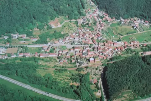 Der Bau der ersten Ortsumgehung an der B10 in Wilgartswiesen war nicht nur ein mächtiger Eingriff in die Natur im Süden des Dorf