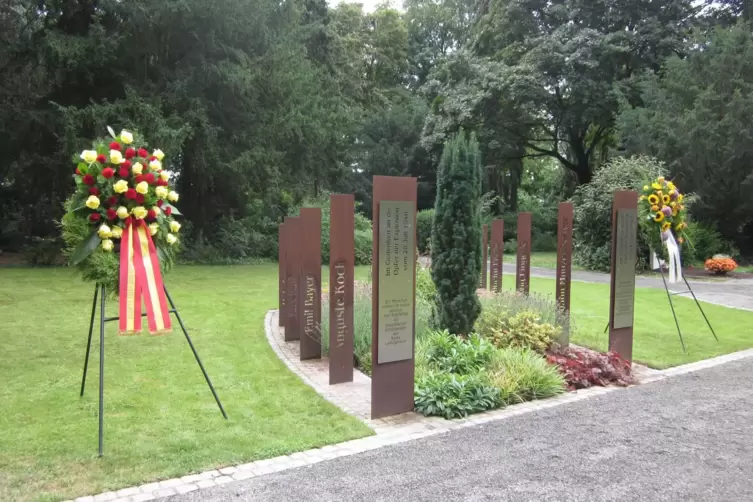 Stelen, die an die Opfer erinnern.