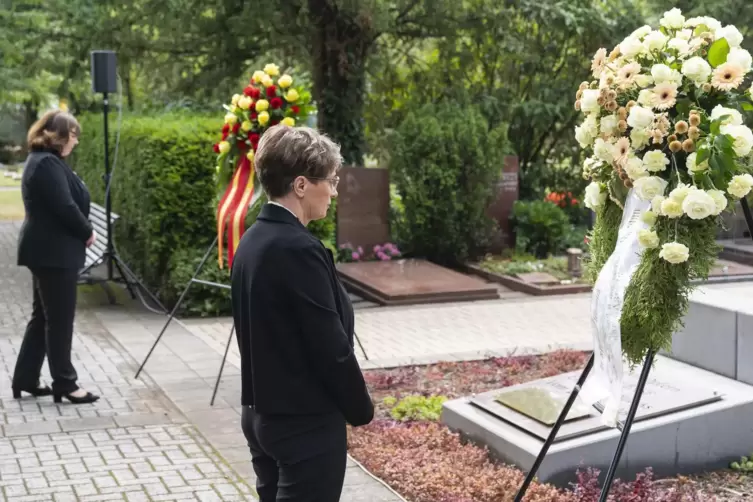 BASF-Standortleiterin Melanie Maas-Brunner (vorne) und Oberb&uuml;rgermeisterin Jutta Steinruck bei der Gedenkfeier auf dem Hauptfrie
