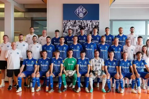 Das Oberligateam des FKP für die Saison 2023/24: (hintere Reihe von links) Co-Trainer Hagen Burkart, Athletik-Trainer Manfred La