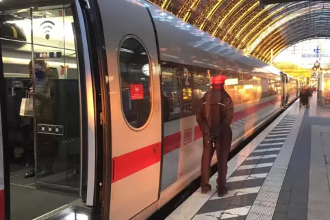 Die Beschäftigten der Deutchen Bahn sollen unter anderem monatlich 410 Euro mehr erhalten.