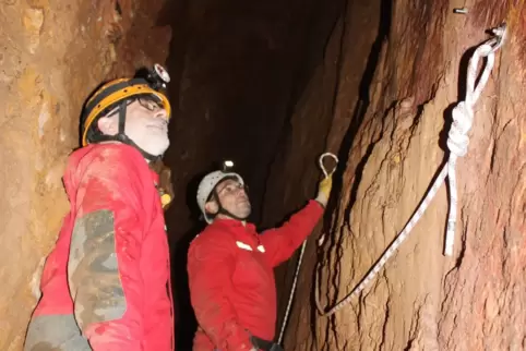 Höhlenforscher bei den Sicherungsarbeiten in der Erzgrube Nothweiler.