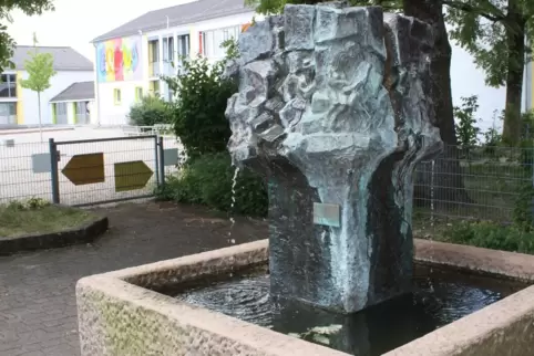 Entstanden ist der Brunnen nahe der Winzler Schule auf Betreiben des ehemaligen Schulleiters Konrad Flechsig.