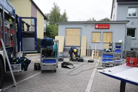 Das THW setzt die Sparkassen-Filiale in Thaleischweiler-Fröschen nach der Sprengung des Geldautomaten provisorisch wieder instan