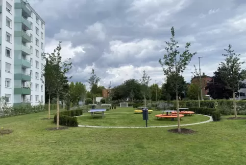 Rund 500.000 Euro hat die Wohnbau in die neue Grünanlage investiert.