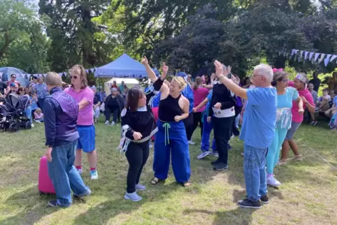 Eine selbst entworfene Tanz-Performance zeigten Workshop-Teilnehmer der „Begegnung in der Kunst“ beim abschließenden „Festival d