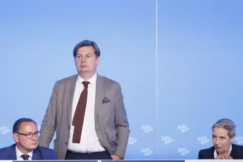 Kandidiert auf Platz 1 der AfD-Europawahlliste: Maximilian Krah (stehend). Links Tino Chrupalla, rechts Alice Weidel. 