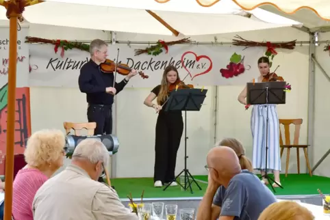 Am Sonntag spielte ein Ensemble der Musikschule Leiningerland für die Liebesbrunnenfest-Besucher. 