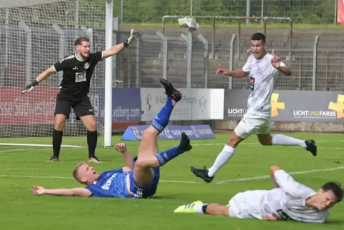 Kein Foul , behauptet Gonsenheims Torhüter Kevin Wieszolek, doch der Schiedsrichter pfeift nach diesem Zweikampf seines Mannscha
