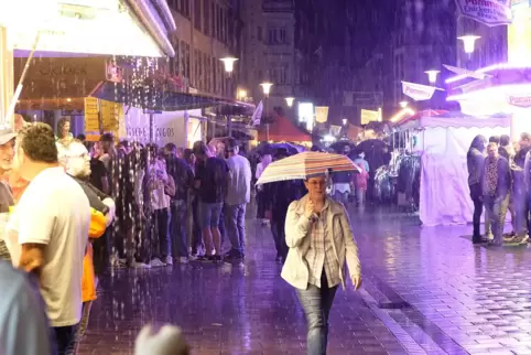 Neonlicht und Regen: Ein wenig wirkt die Szenerie beim Zweibrücker Stadtfest wie in Ridley Scotts Kultfilm „Blade Runner“. Ab 22