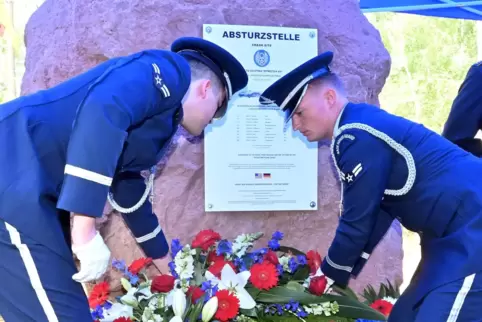 Erinnerung an die Opfer des Flugzeugabsturzes: US-Soldaten legen einen Kranz am Gedenkstein nieder. 