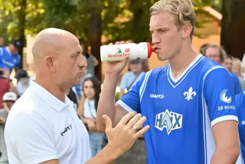 Darmstadts Trainer Torsten Lieberknecht (links) redet während einer Trinkpause mit Christoph Klarer.