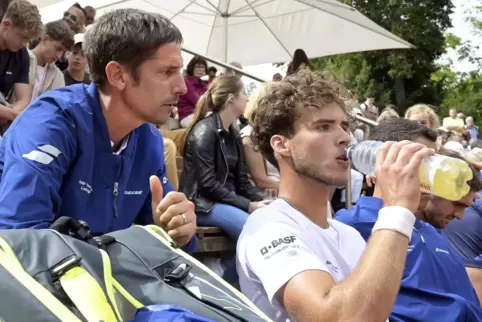 Ein paar gute Tipps vom Trainer und ein Schluck aus der Pulle: BASF-TC-Spieler Mika Lipp (rechts ) mit Denis Gremelmayr. 