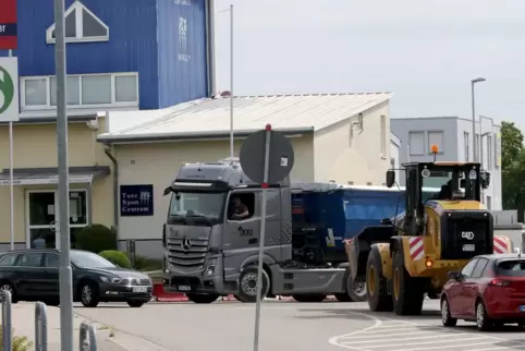Der neuralgische Punkt ist die Kreuzung am Bahnübergang. Hier staut sich regelmäßig der Verkehr. 