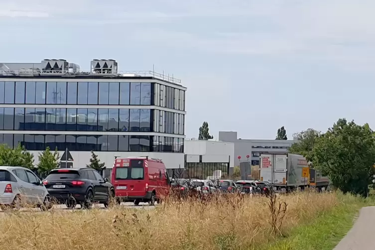 Die Schranke am Bahn&uuml;bergang nach Bellheim ist geschlossen &ndash; der Verkehr staut sich bis zur B9-Abfahrt zur&uuml;ck. 