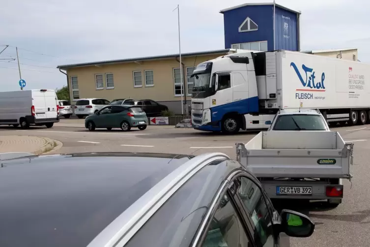 Stau auf der Bahnhofstra&szlig;e. Verkehrsteilnehmer, die nach links (Bellheim) abbiegen wollten, hatten schlechte Karten. 