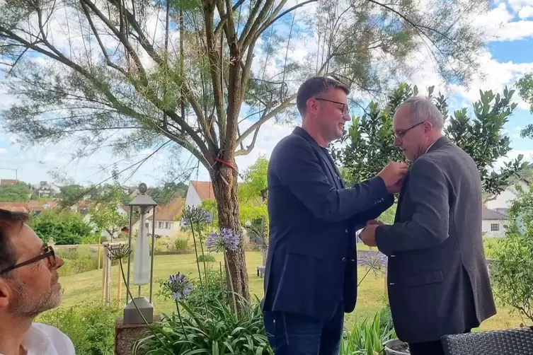 Siegfried Simmet (rechts) ist der neue Präsident des Lions Club Bad Bergzabern. Links sein Vorgänger Peter Schehl bei der Überga