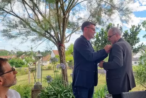 Siegfried Simmet (rechts) ist der neue Präsident des Lions Club Bad Bergzabern. Links sein Vorgänger Peter Schehl bei der Überga