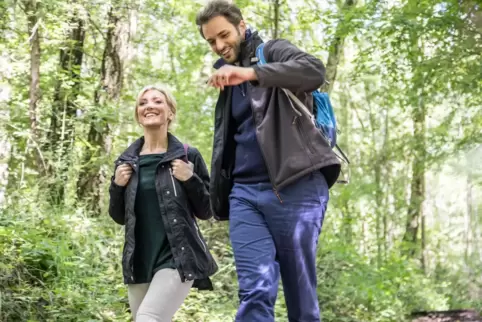 Beschwingt wandern: Rucksack nicht zu schwer packen.