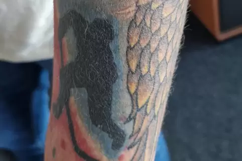 Sein Lieblingstattoo auf dem linken Unterarm: ein Adler kombiniert mit einem Eishockeyspieler in den Vereinsfarben der Adler Man