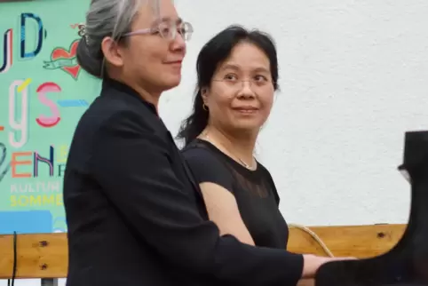 Die beiden Pianistinnen Chingchuan Grace Hsu (links) und Ya-Wen Chuang spielten vierhändig drei Arien aus Mozarts „Zauberflöte“.