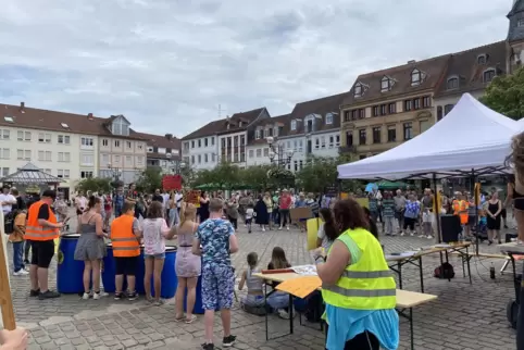 Demonstration der Nordringschule auf dem Rathausplatz. 