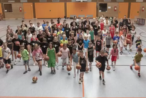 Viel los: Kinder des TV Kirchheimbolanden montags beim Basketballtraining. 