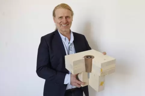Jürgen Graf hat einen Konus entwickelt, mit dem er alle Holzkonstruktionen verbinden kann.