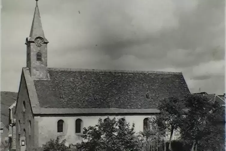 Die Bausubstanz der alten Katharinenkirche bildet heute den Eingangsbereich der 1933 eingeweihten Bruder-Konrad-Kirche. das Foto