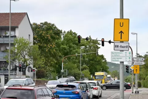 Volle Umleitungsstrecke: Verkehrschaos an der Kreuzung Martin-Luther-Strasse/Robert-Stolz Strasse am Montag. 