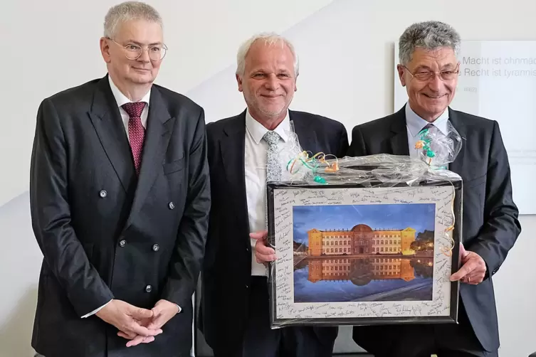Zum Abschied hatte sich Ulf Rüdiger Petry (rechts) ein Foto des Zweibrücker Schlosses mit den Unterschriften möglichst vieler Ko