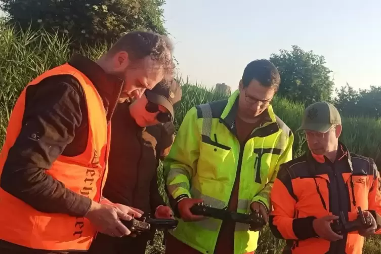 Bei der Rettung spielen Drohnen eine wichtige Rolle. Mit den W&auml;rmebildkameras sind Kitze zu erkennen. 