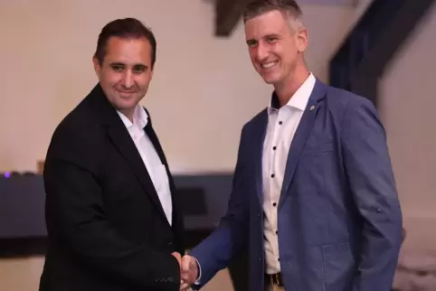 Wechsel an der Spitze: Für ein Jahr führt fortan David Enders (rechts) den Lions-Club Donnersberg als Präsident an. Links sein V