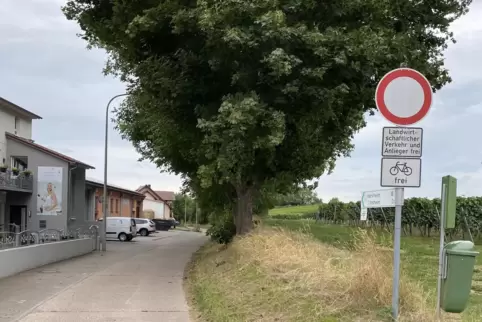 Die Verlängerung der Straße In der Kuhweide in Impflingen ist nicht für alle Verkehrsteilnehmer freigegeben.