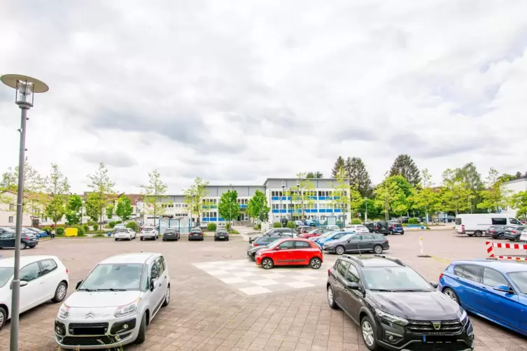 Noch prägen parkende Autos den Marktplatz in Schönenberg-Kübelberg. 
