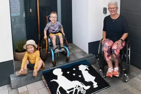 Mads mit seiner Schwester und Rita Ebel.